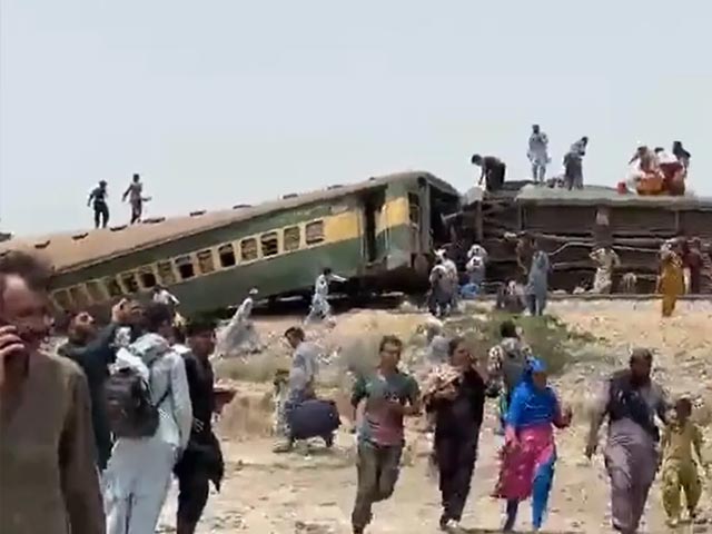 पाकिस्तान में कराची से रावलपिंडी जा रही हजारा एक्स्प्रेस पटरी से उतर गई, 20 की मौत