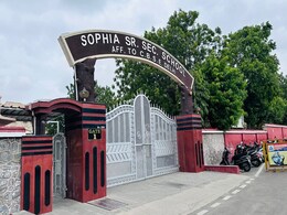 सोफिया स्कूल में छात्राओं के हिप्स नापने पर भड़के अभिभावक, मुख्यमंत्री को सौंपा ज्ञापन सोफिया स्कूल में छात्राओं के हिप्स नापने पर भड़के अभिभावक, मुख्यमंत्री को सौंपा ज्ञापन