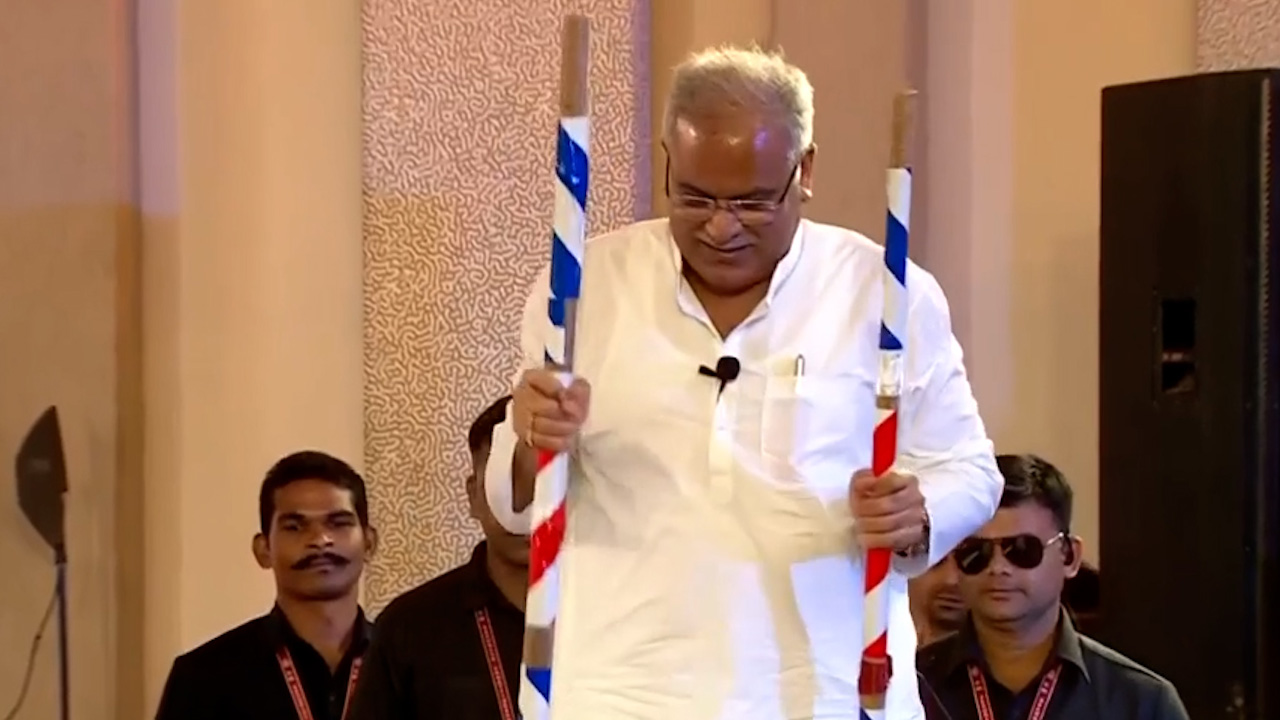 छत्तीसगढ़ कॉन्क्लेव में CM भूपेश बघेल का अलग अंदाज- 'गेड़ी' पर दिखाया चलकर