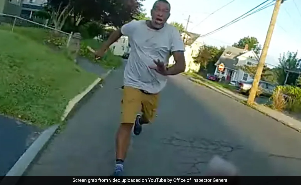 Shocking Video Shows Hammer-Wielding Man Violently Attacking Female Officer In US