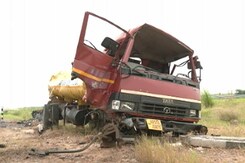 आयल टैंकर की यू-टर्न लेने के दौरान रॉल्स रायस कार से हुई थी टक्कर आयल टैंकर की यू-टर्न लेने के दौरान रॉल्स रायस कार से हुई थी टक्कर