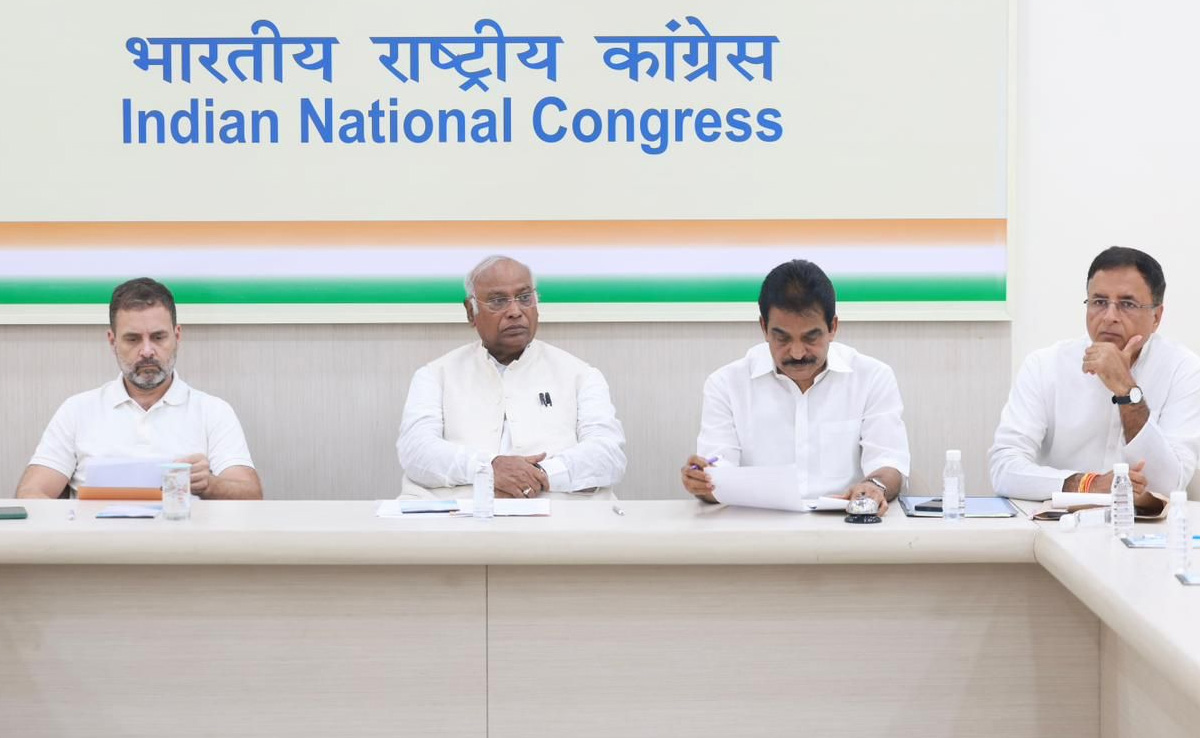 हरियाणा : करनाल में पर्यवेक्षक के सामने ही भिड़े कांग्रेस के दो गुट, जानें क्यों हो रहा है बवाल? 