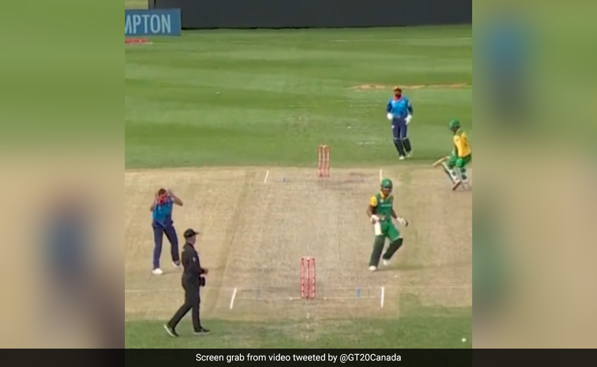 पाकिस्तानी गेंदबाज ने 'लड्डू' रन आउट करने का मौका गंवाया, पकड़ लिया सिर, Video देख छूट जाएगी हंसी