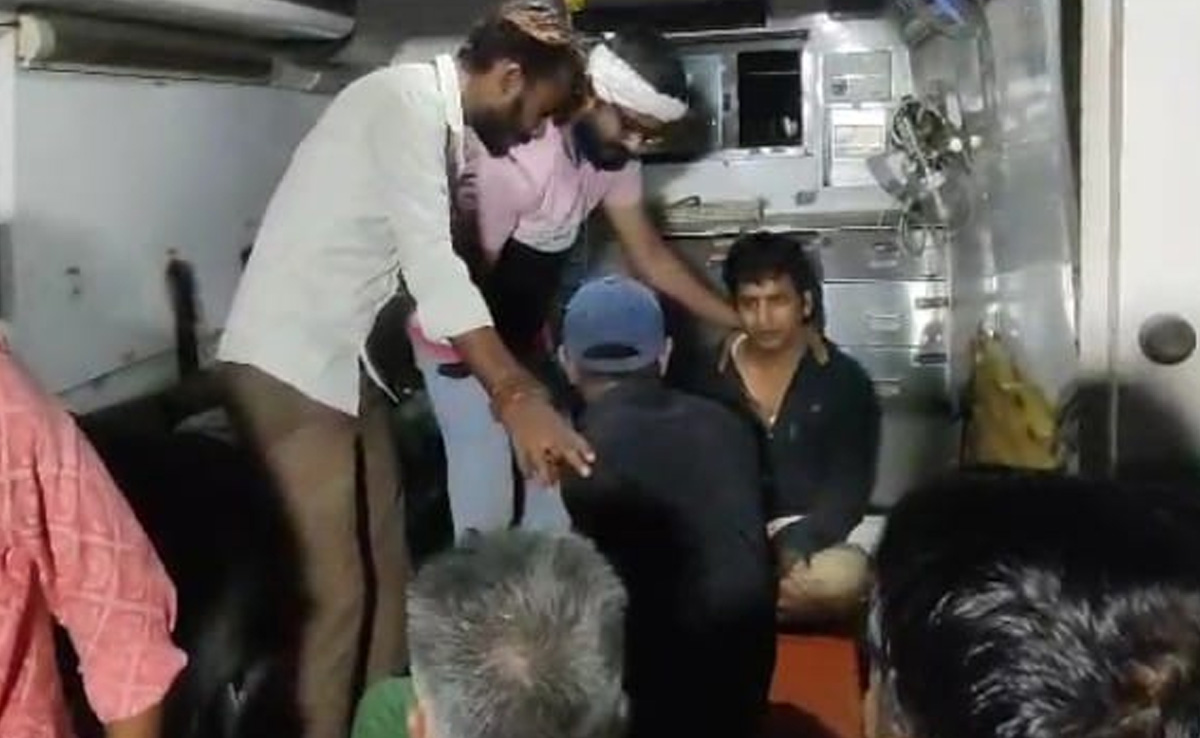 भूख हड़ताल पर बैठे सात लोगों की बिगड़ी तबीयत, जिला चिकित्सालय में कराया भर्ती