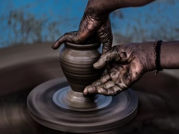 Kashmiri Potter Prepares 10,000 Oil Lamps For Independence Day Kashmiri Potter Prepares 10,000 Oil Lamps For Independence Day