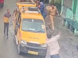 ठाणे के अंबिवली में आरोपी को पकड़ने गई मुंबई पुलिस पर पत्थरों से हमला ठाणे के अंबिवली में आरोपी को पकड़ने गई मुंबई पुलिस पर पत्थरों से हमला