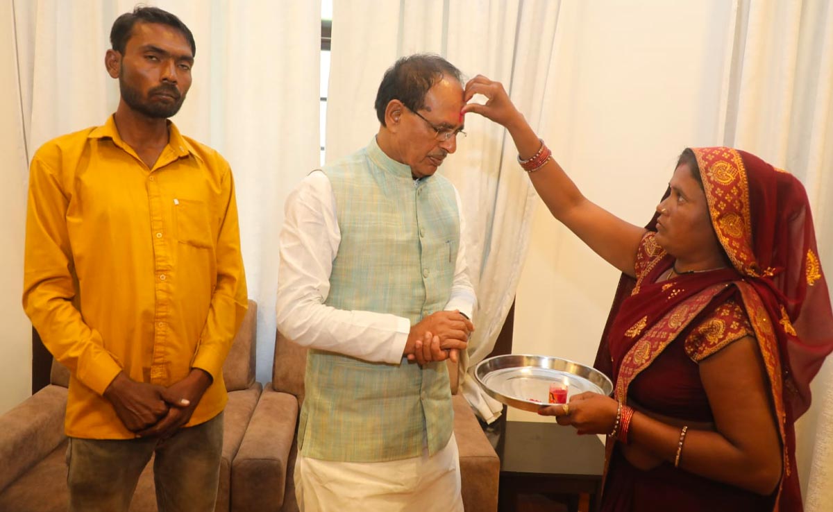 CM शिवराज को राखी बांधने छतरपुर से पैदल आई महिला, मुख्यमंत्री ने किया सम्मान&nbsp;