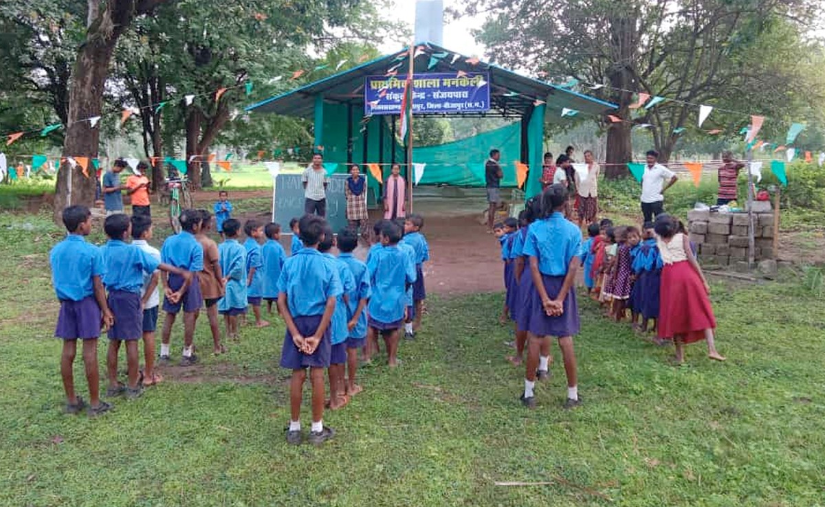 नक्सल प्रभावित बीजापुर में शान से लहराया तिरंगा, स्कूली बच्चों ने दी सलामी
