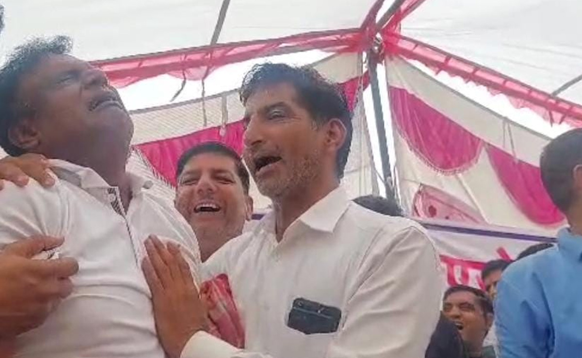 बिजली कर्मियों का धरना जारी, छठे दिन सामूहिक रूप से रोकर जताया विरोध