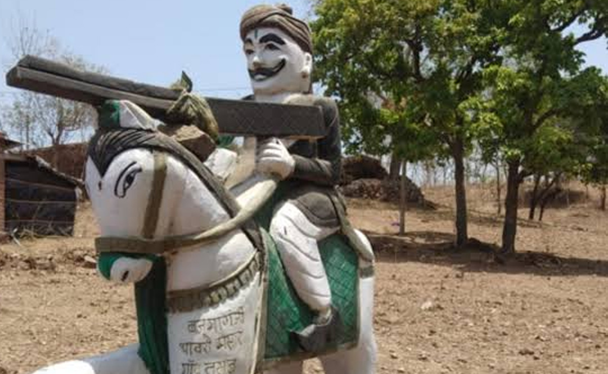 चौराहे पर खुद की मूर्ति लगाकर 70 वर्षीय बुजुर्ग ने पूरी की अनूठी इच्छा