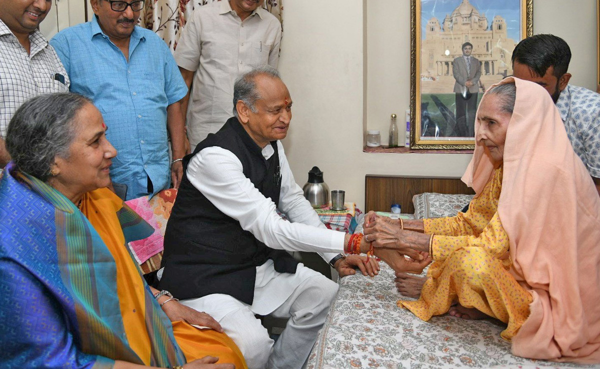 सीएम गहलोत ने बहन से बंधवाई राखी, रक्षा पर्व पर महिलाओं को मुफ्त बस यात्रा की सौगात