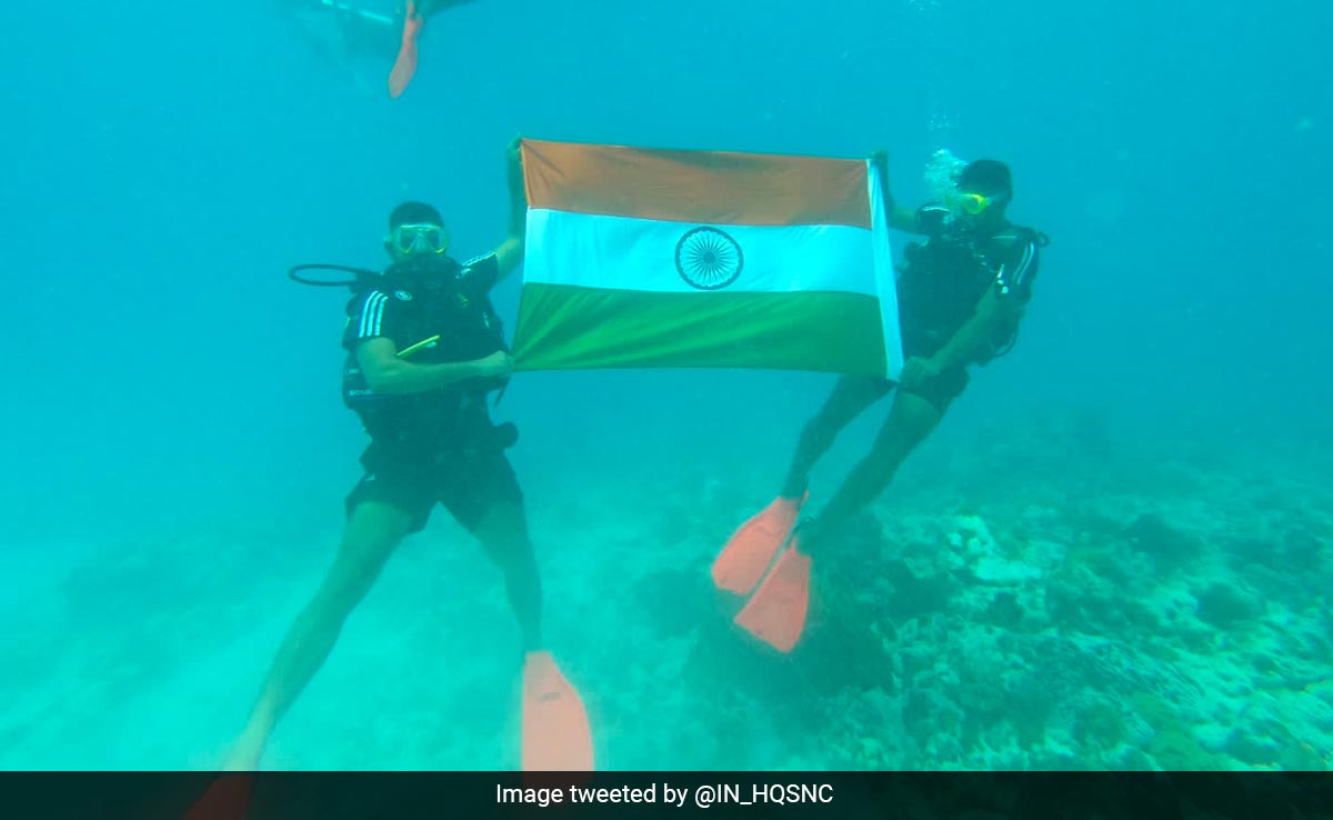 नौसैनिकों ने समंदर की गहराइयों में फहराया तिरंगा, शेयर किया मनमोहक VIDEO