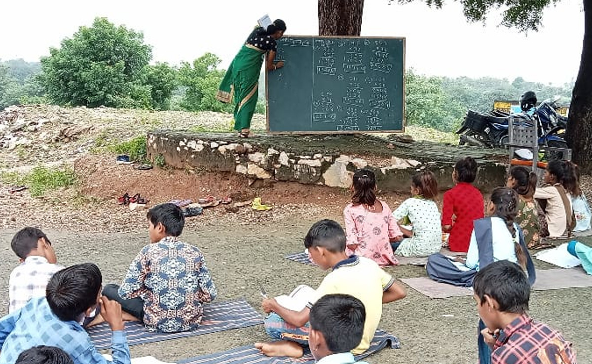 बांसवाड़ा में खुले आसमान के नीचे पढ़ाई करने को मजबूर हैं नौनिहाल