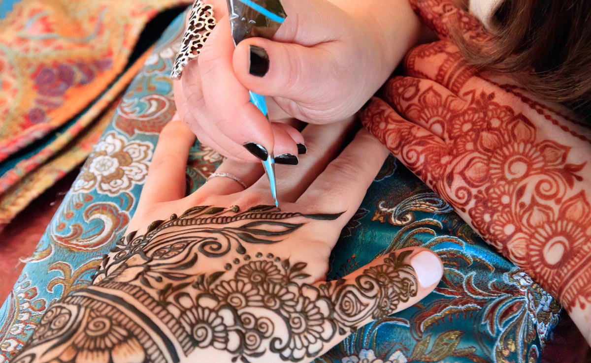 तीज पर लगानी है खूबसूरत मेहंदी तो यहां देखिए लेटेस्ट डिजाइन, हर कोई पूछेगा लगाने वाले का नाम