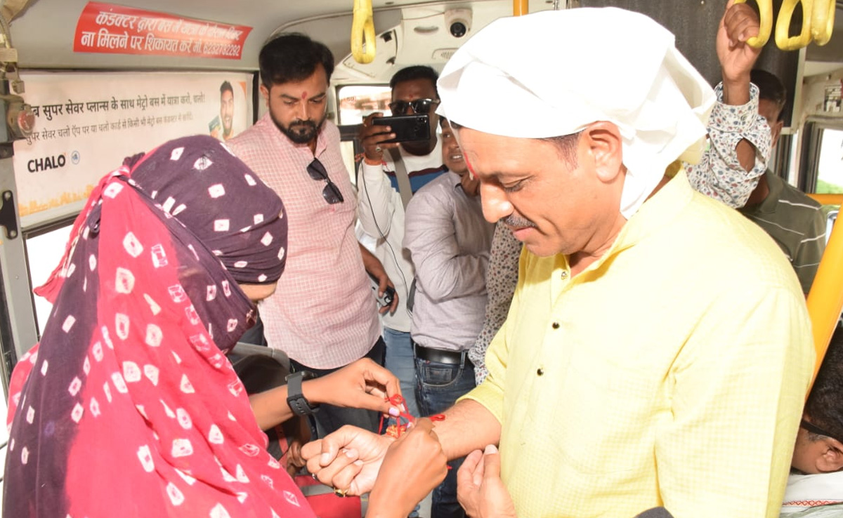 जबलपुर : बहनों ने बसों में मनाया रक्षाबंधन, महापौर को बांधी राखी, देखें तस्वीरें