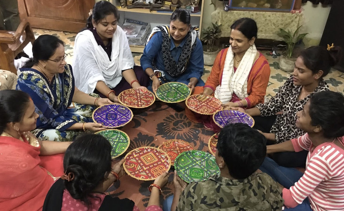 सीमा पर तैनात जवानों को मिलेगा बैतुल की बहनों का प्यार,  फौजी भाइयों के लिए बना रही हैं मनमोहक राखियां