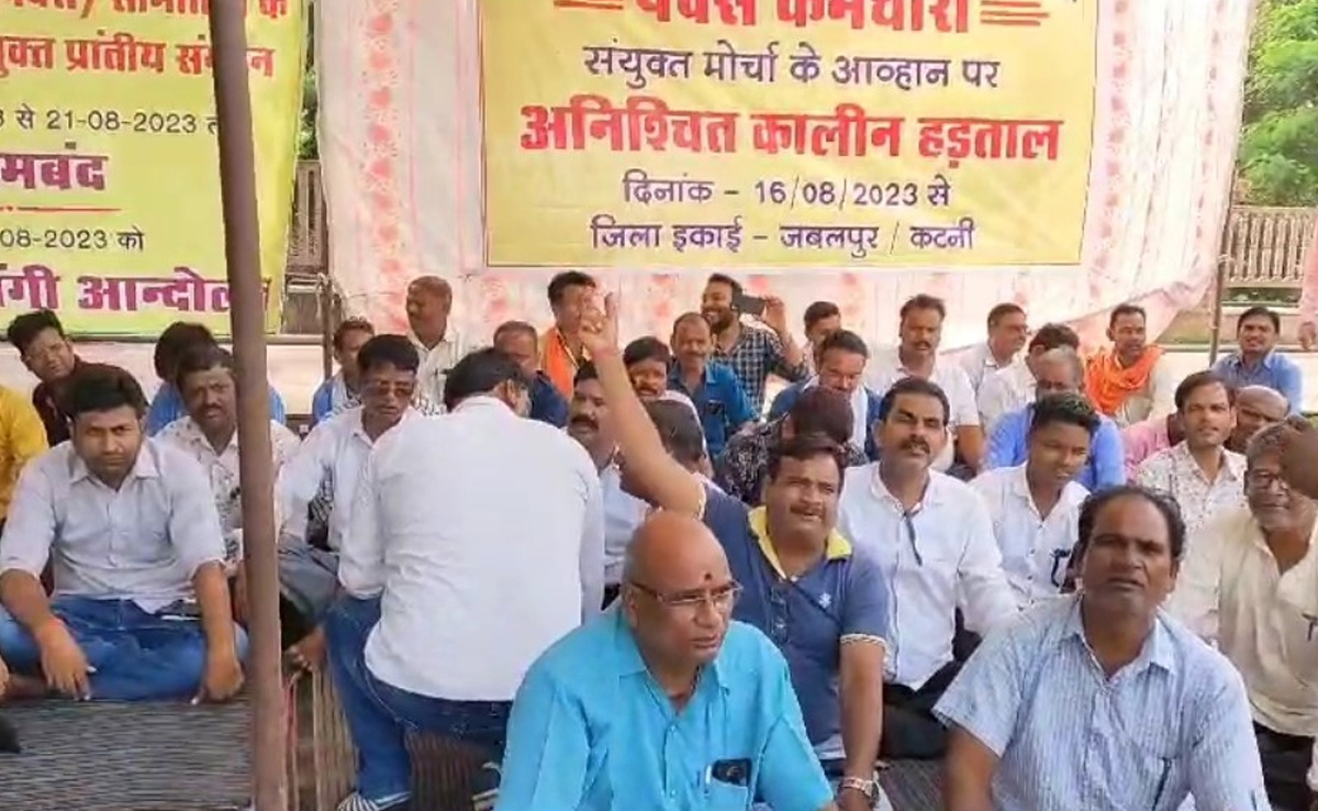 कटनी:अनिश्चितकालीन हड़ताल पर बैठे सहकारी समिति के कर्मचारी
