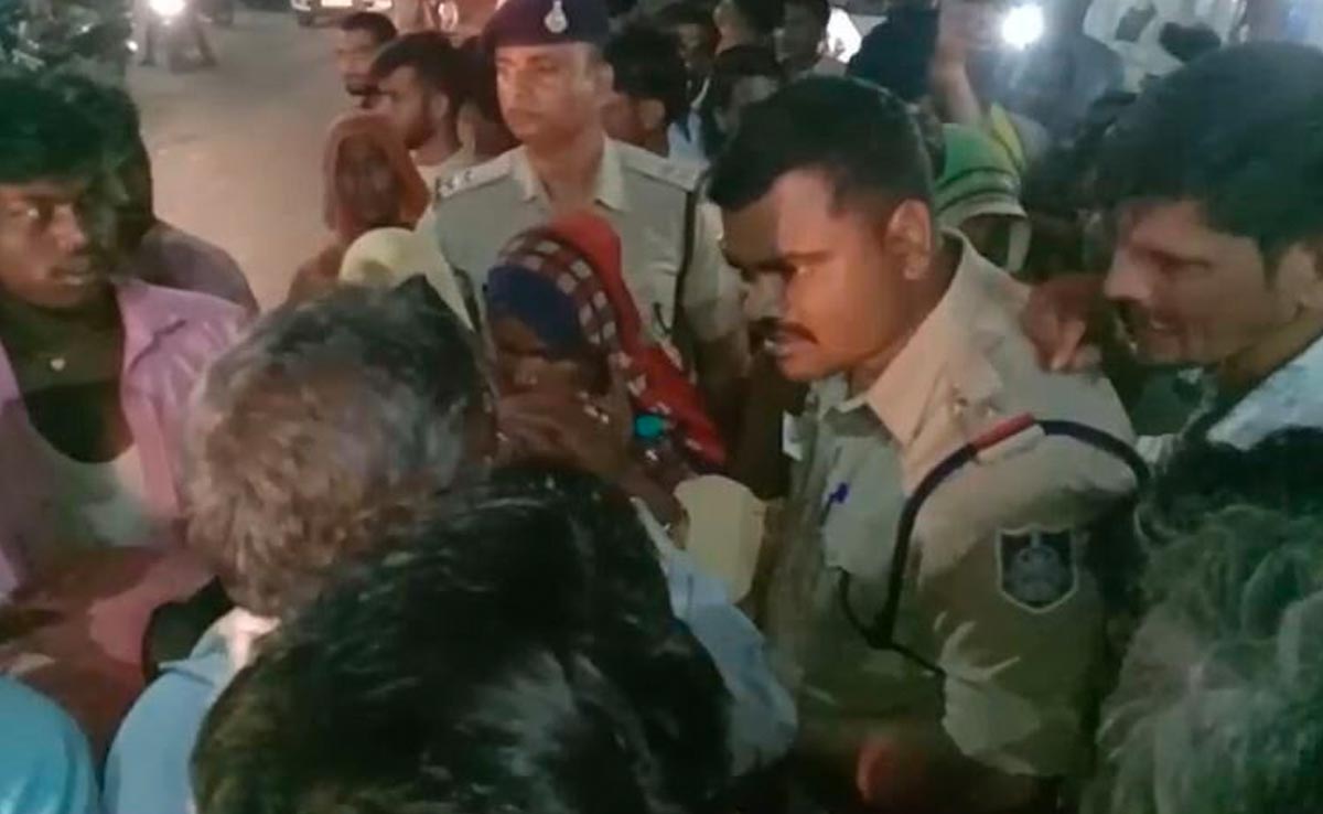 निवाड़ी : पृथ्वीपुर में बाउंड्री वॉल को लेकर दो पक्षों में विवाद, कार्रवाई की मांग पर चक्का जाम