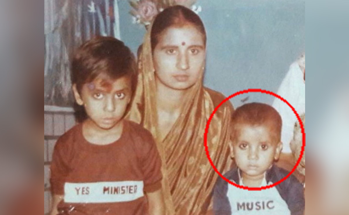 पार्ले जी खाकर बिताई रातें, कभी बैंक में नहीं थे 18 रुपए...आज बॉलीवुड का सबसे बड़ा राजकुमार है ये बच्चा, पहचाना क्या?