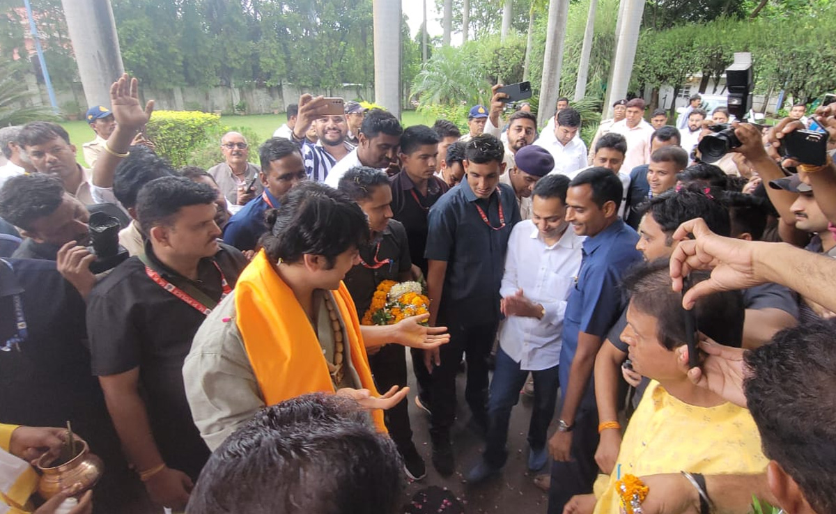 राम कथा के लिए छिंदवाड़ा पहुंचे पंडित धीरेंद्र शास्त्री, सांसद नकुलनाथ ने किया जोरदार स्वागत