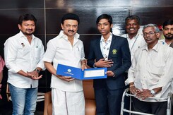 Indian Chess Prodigy Praggnanandhaa Meets Tamin Nadu CM MK Stalin Indian Chess Prodigy Praggnanandhaa Meets Tamin Nadu CM MK Stalin
