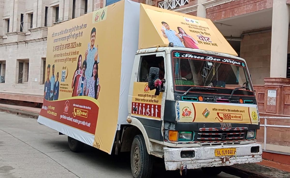 इंदौर : वोटर्स को जागरुक बनाने के लिए कलेक्टर ने 'मतदाता जागरूकता रथ' को दिखाई हरी झंडी
