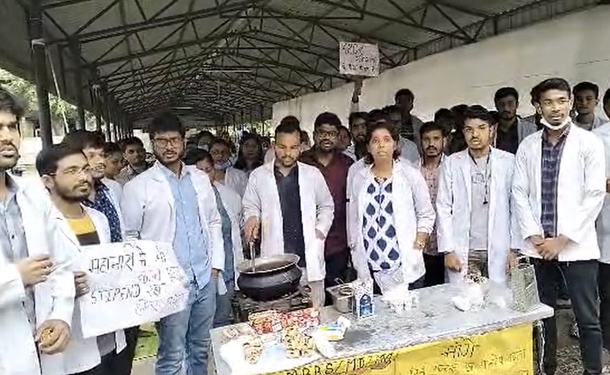बिलासपुर में जूनियर डॉक्टर्स ने चाय बनाकर किया विरोध प्रदर्शन, मानदेय बढ़ाने की मांग