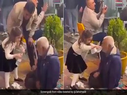 गरीब बुजुर्ग को बच्ची ने पिलाया पानी, पिता ने इस तरह दिखाया प्यार, सोशल मीडिया पर हो रही तारीफ गरीब बुजुर्ग को बच्ची ने पिलाया पानी, पिता ने इस तरह दिखाया प्यार, सोशल मीडिया पर हो रही तारीफ
