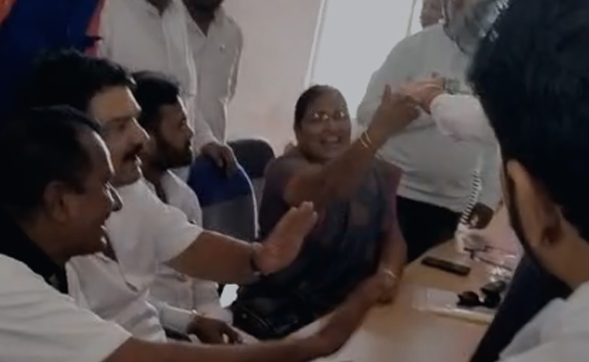 विधानसभा टिकट मांगने से नाराज पूर्व कांग्रेस विधायक ने कार्यकर्ता को जड़ा थप्पड़, वीडियो वायरल