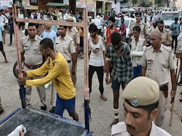 कोटपूतलीः 7 कुख्यात बदमाश गिरफ्तार, फिल्मी स्टाइल में परेड कराते हुए थाने लेकर पहुंची पुलिस कोटपूतलीः 7 कुख्यात बदमाश गिरफ्तार, फिल्मी स्टाइल में परेड कराते हुए थाने लेकर पहुंची पुलिस