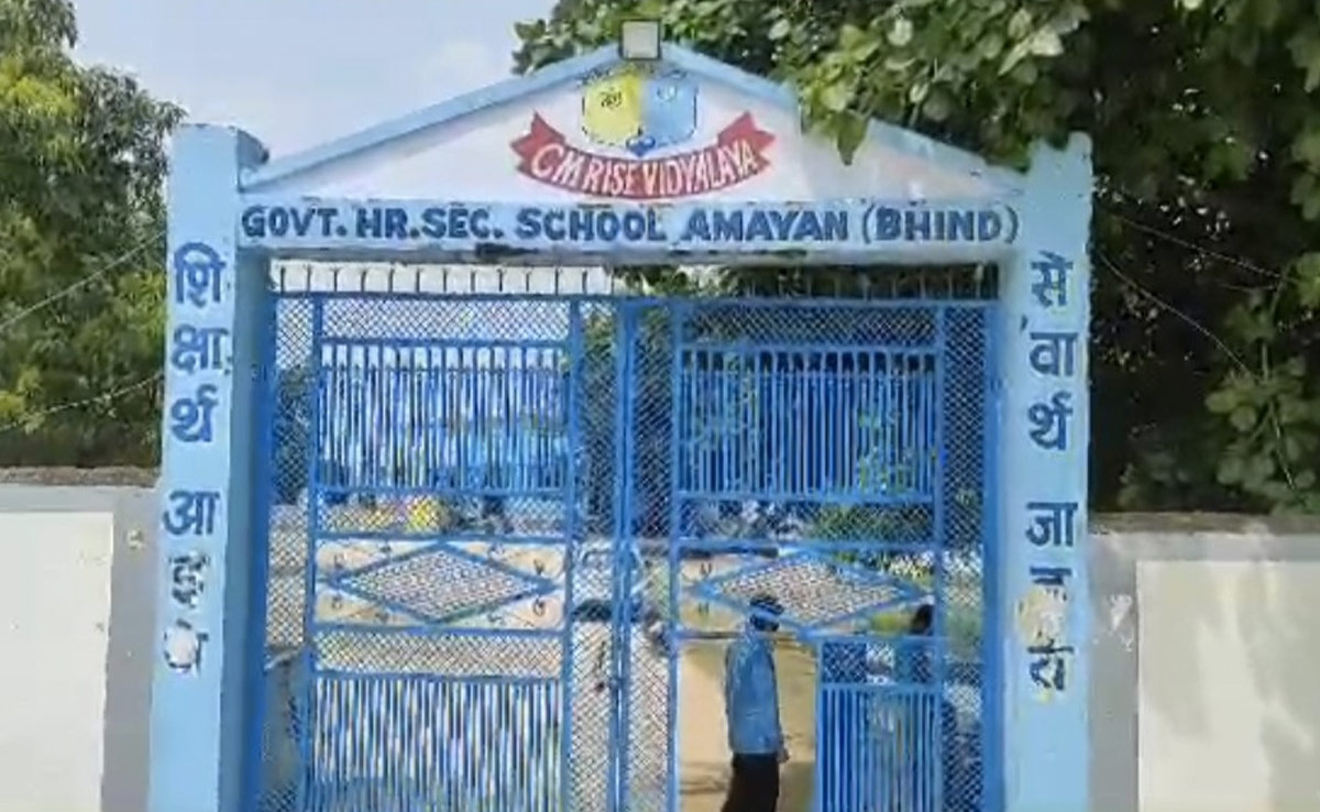 भिंड : 3 बच्चे होने पर सरकारी शिक्षक को नौकरी से धोना पड़ा हाथ, FIR दर्ज