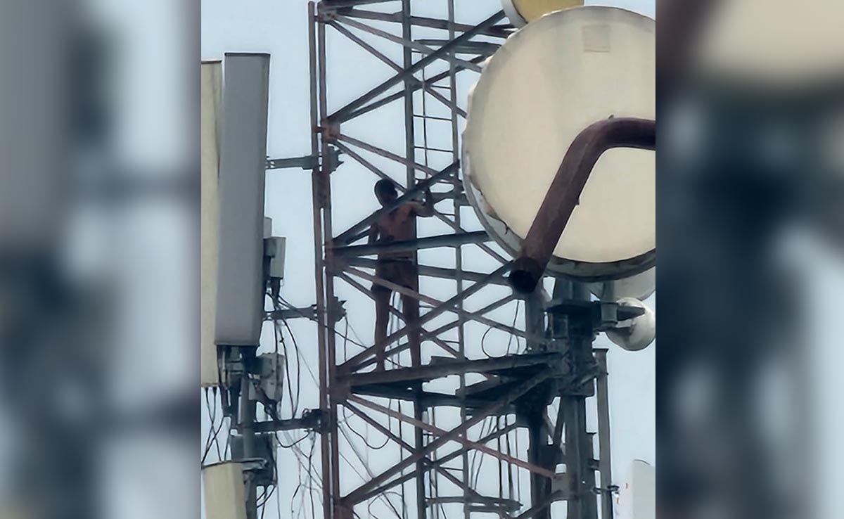 छिंदवाड़ा : 150 फुट ऊंचे मोबाइल टावर पर चढ़कर युवक ने किया हाई वोल्टेज ड्रामा