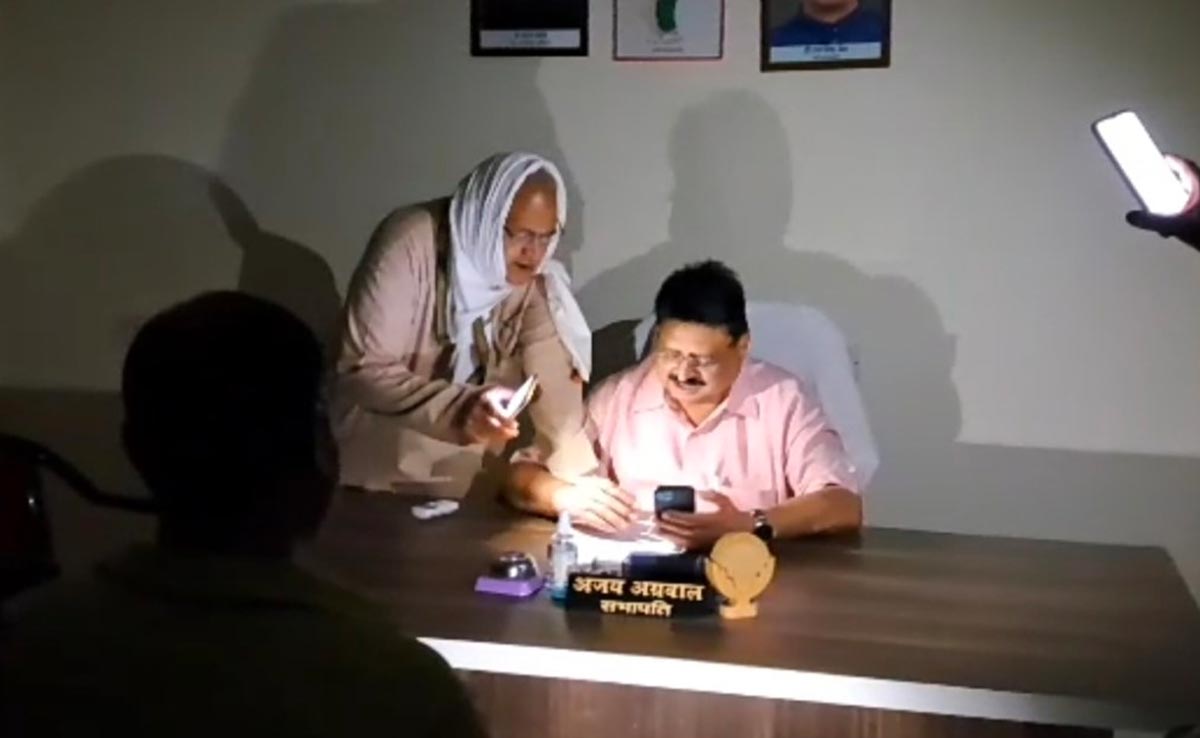 अम्बिकापुर नगर निगम के दफ्तर में बिजली गुल, मोबाइल टॉर्च से काम कर रहे जनप्रतिनिधि