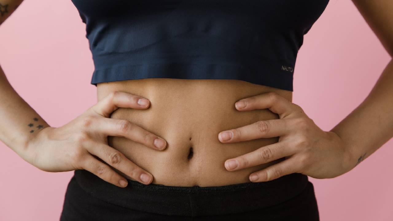 नाभि में तेल लगाने से स्किन और बालों से जुड़ी समस्याएं होंगी दूर