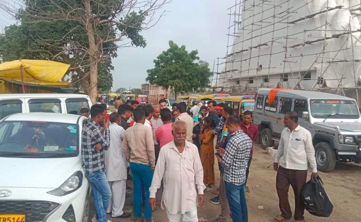 सीहोर: कुबेरेश्वर धाम में बेकाबू कार की टक्कर से तीन श्रद्धालु घायल, जिला अस्पताल में भर्ती