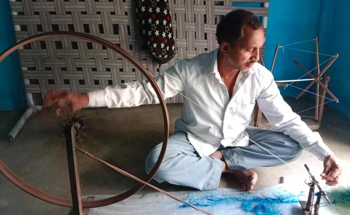 आजादी के 75 वर्ष बाद भी चरखे से बनाई जा रही साड़ियां, परंपरा जिंदबाद, मगर कारीगरों की स्थिति नाजुक