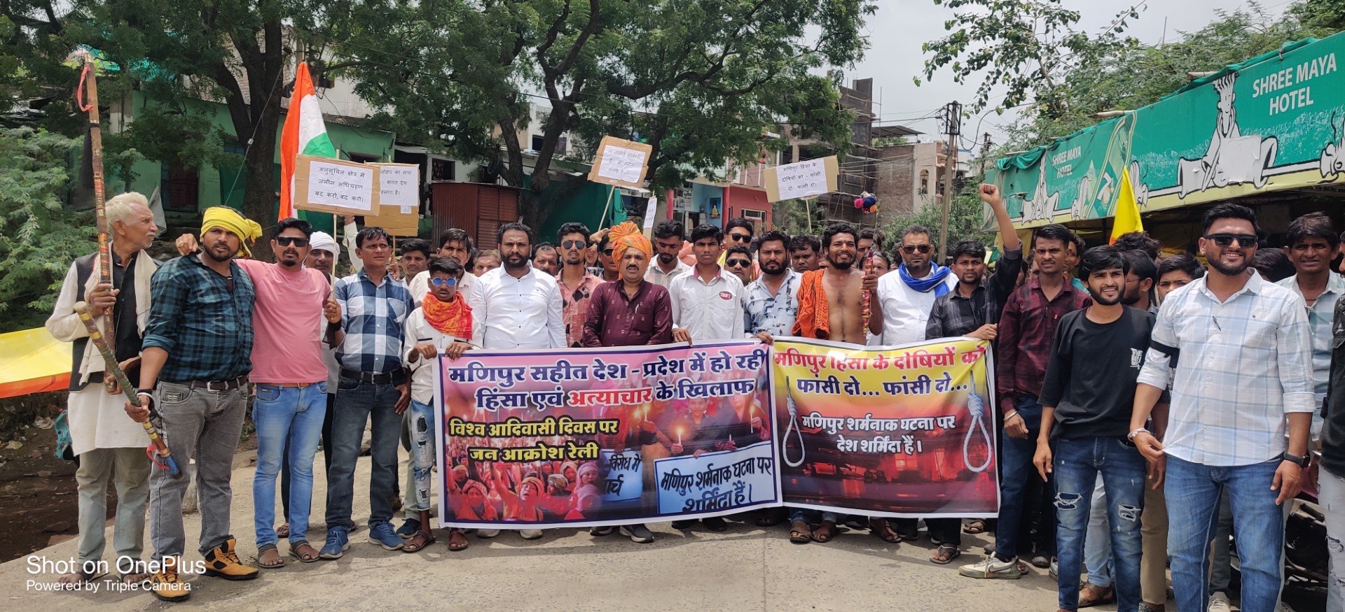 आदिवासी दिवस के मौके पर काली पट्टी बांध कर लोगों ने मणिपुर हिंसा का किया विरोध
