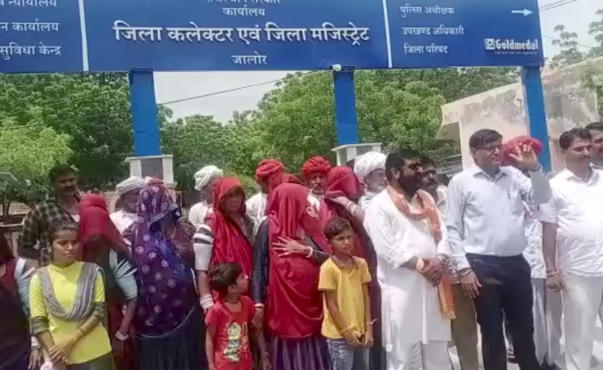 जालोरः अमृत देवासी हत्या मामले में कलेक्ट्रेट के बाहर धरना जारी, आमरण अनशन की चेतावनी
