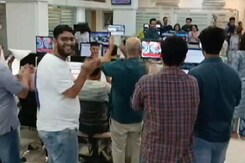 चांद पर पहुंचा भारत, पूरे देश के साथ NDTV न्यूजरूम भी जश्न में डूबा चांद पर पहुंचा भारत, पूरे देश के साथ NDTV न्यूजरूम भी जश्न में डूबा