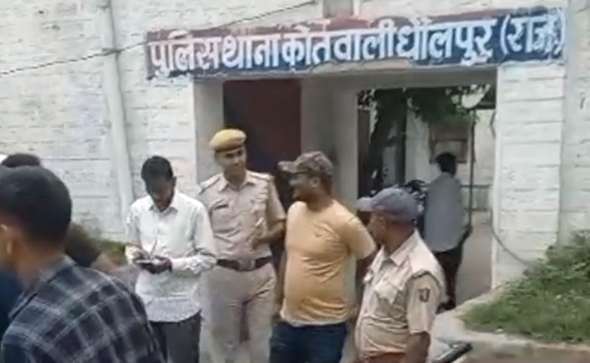धौलपुर : चंबल घड़ियाल अभयारण्य से अवैध बजरी ले जा रहा था माफिया, पुलिस ने दबोचा