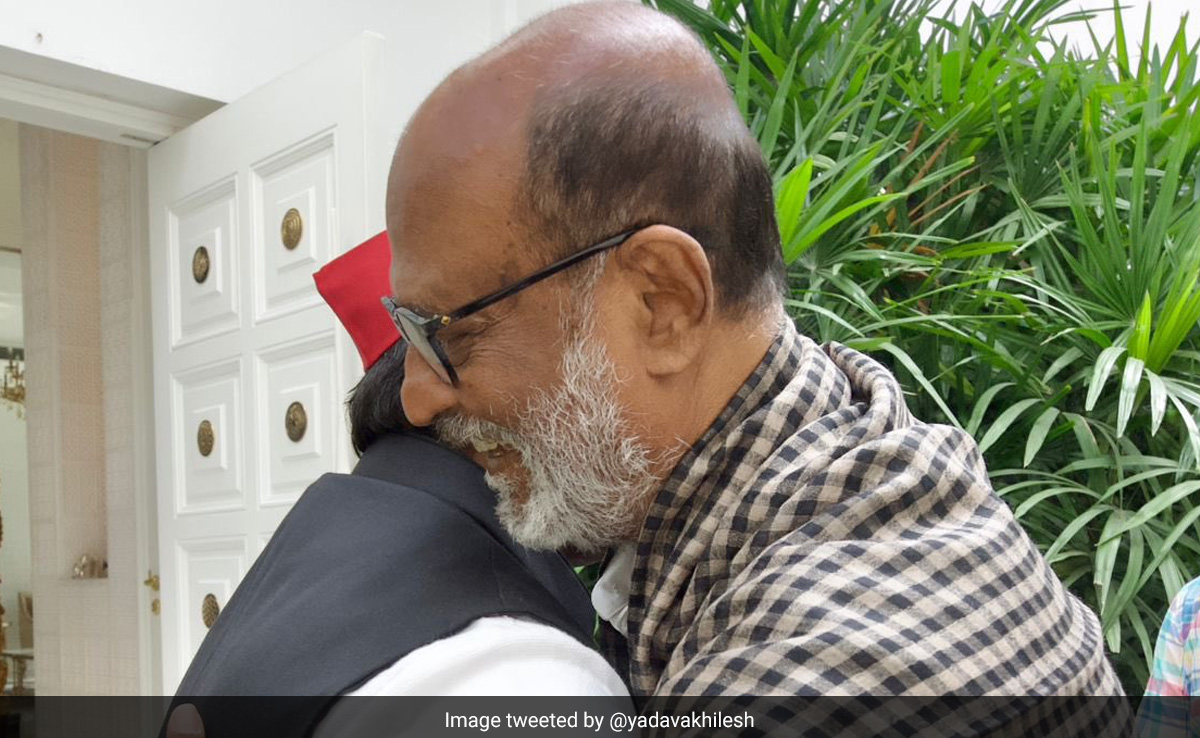 अयोध्या के हनुमानगढ़ी मंदिर पहुंचे रजनीकांत, सपा प्रमुख अखिलेश यादव से भी हुई मुलाकात