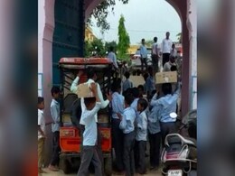 Dausa: नन्हें हाथों में कलम की जगह सिर पर बोझ उठाते नज़र आए मासूम Dausa: नन्हें हाथों में कलम की जगह सिर पर बोझ उठाते नज़र आए मासूम