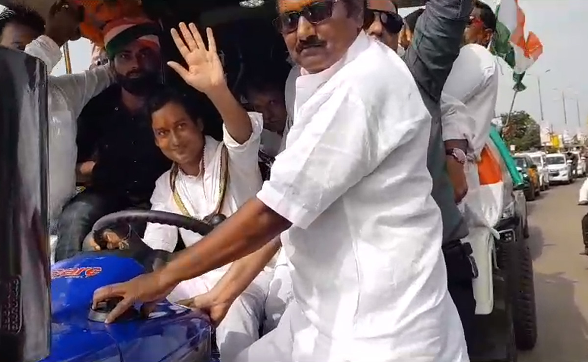 आगर मालवा : ट्रैक्टर चलाते दिखे कांग्रेस नेता जयवर्धन, कहा- ''इस बार परिवर्तन का तूफान''