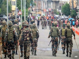 Cop Killed, Weapons Stolen As Mobs Clash With Security Forces In Manipur Cop Killed, Weapons Stolen As Mobs Clash With Security Forces In Manipur