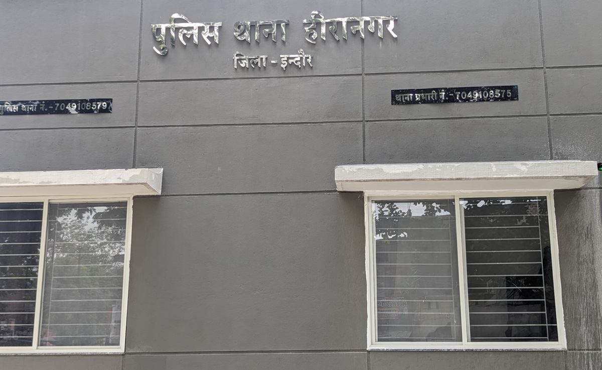 इंदौर : धर्मांतरण कराने का आरोप लगाकर बजरंग दल के कार्यकर्ताओं ने किया प्रदर्शन