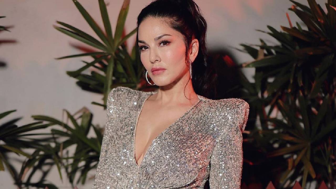 एयरपोर्ट पर पैपराजी के साथ मस्ती करती नजर आईं सनी लियोनी