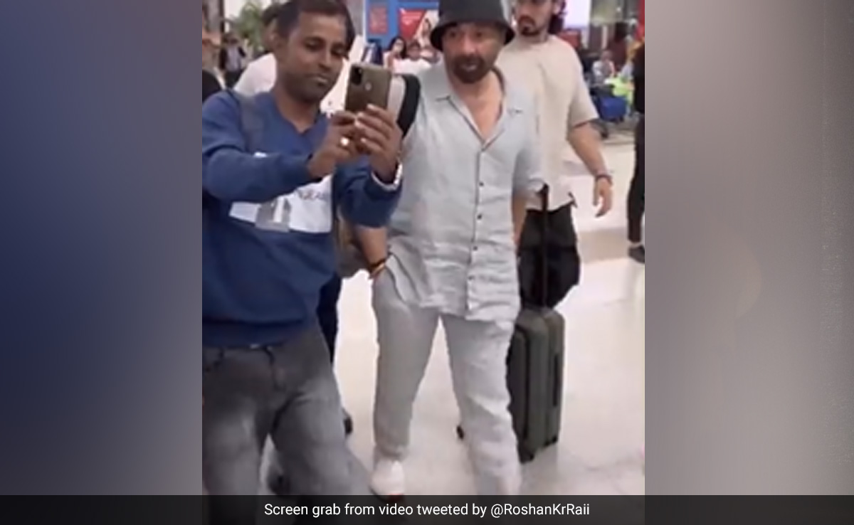 Sunny Deol On Scolding Fan Wanting Airport Selfie: "Even When It's Done, They Don't Move Away"