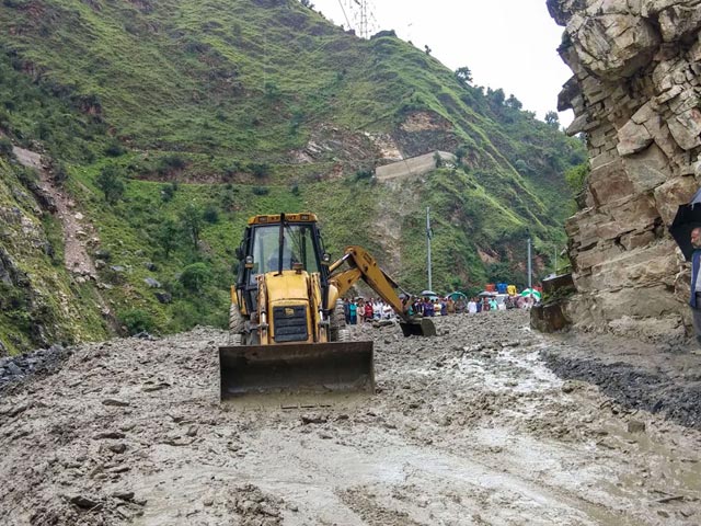 देश के पहाड़ी राज्यों में फिर जोरदार बारिश, भूस्खलन की वजह से कई रास्ते भी बंद