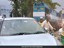 ट्रैफिक जाम में फंस गई ट्रेन, लोको पायलट बजाता रह गया हॉर्न ट्रैफिक जाम में फंस गई ट्रेन, लोको पायलट बजाता रह गया हॉर्न