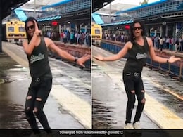 फोन पर माधुरी दीक्षित का गाना सुन अचानक मटकने लगा शख्स, लोग बोले- बारिश में निकला मेंढक फोन पर माधुरी दीक्षित का गाना सुन अचानक मटकने लगा शख्स, लोग बोले- बारिश में निकला मेंढक